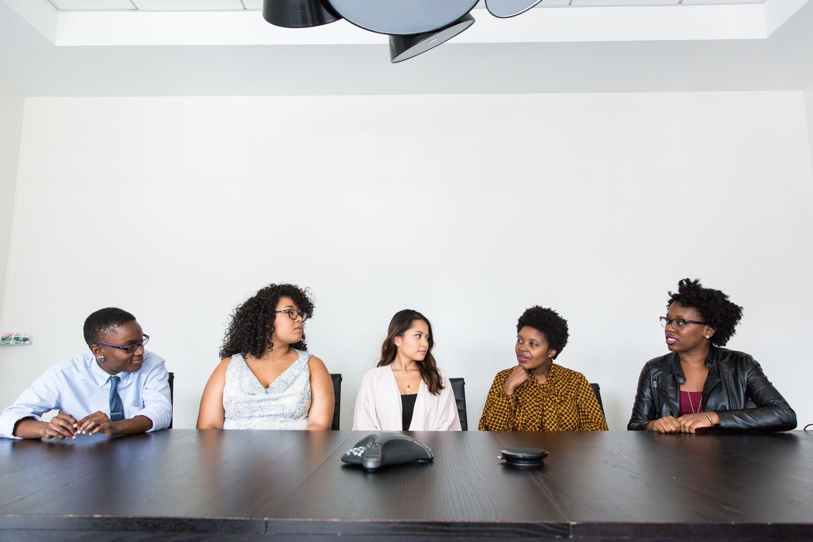 Équipe en réunion de travail dans des bureaux contemporains