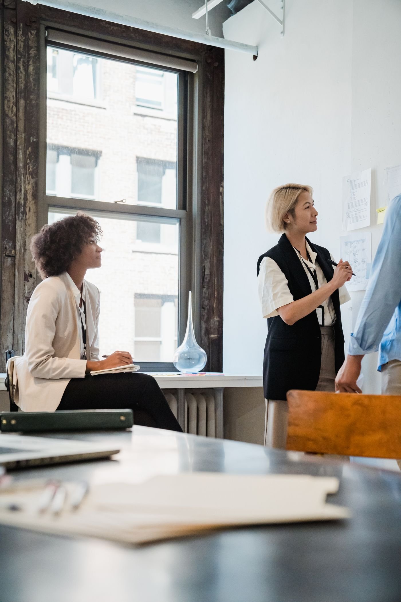 Réunion de travail entre consultants et responsables techniques