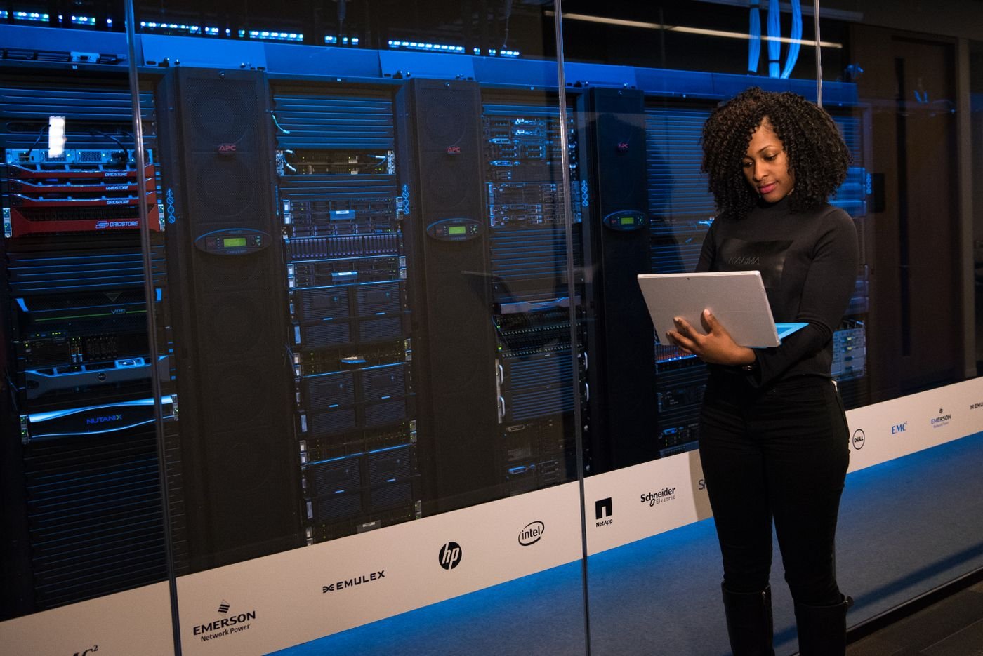 Ingénieure intervenant sur une baie informatique en salle serveur