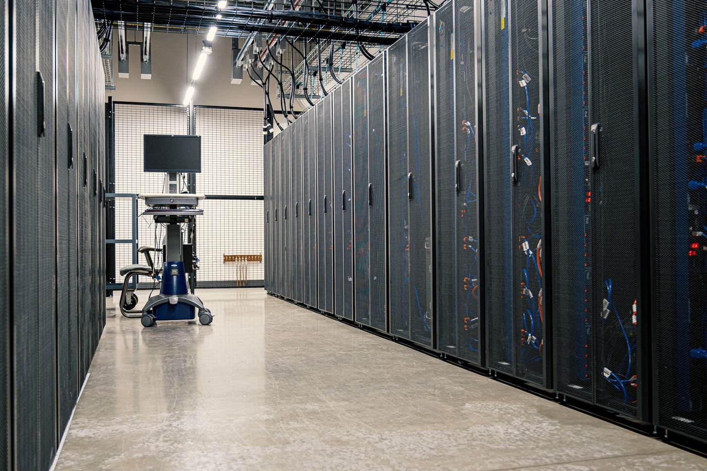 Baies de serveurs alignées dans une salle informatique