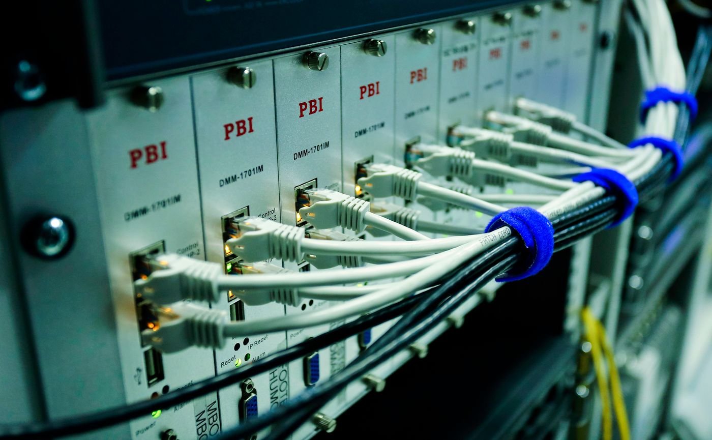 Panneau de brassage réseau avec câbles Ethernet raccordés